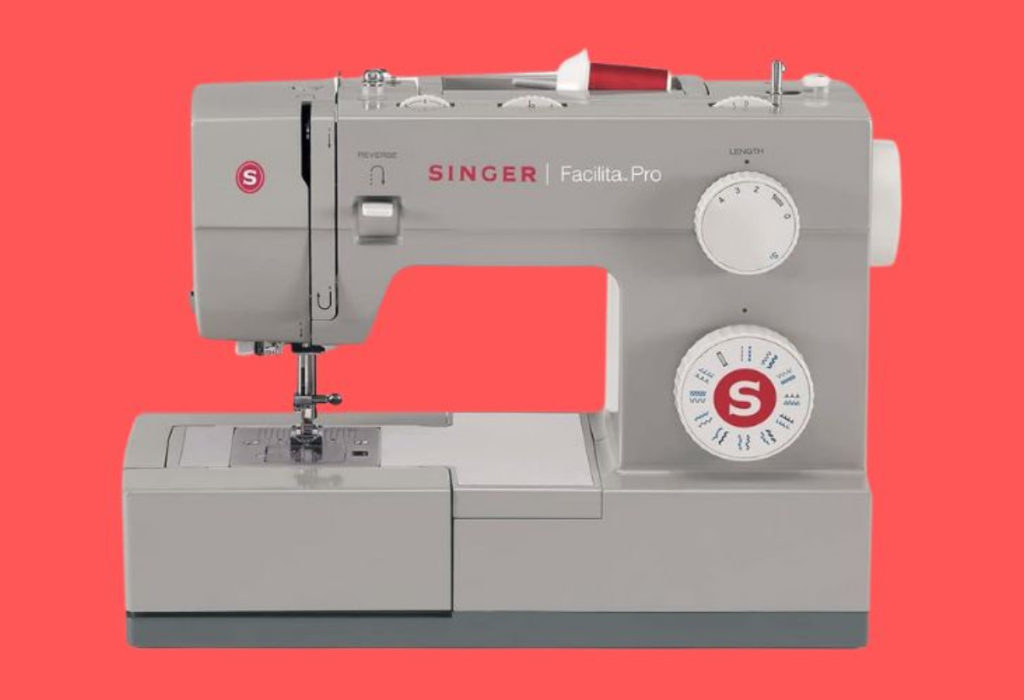 Uma máquina de costura da marca singer facilita pro 4423.