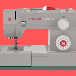 Uma máquina de costura da marca singer facilita pro 4423.