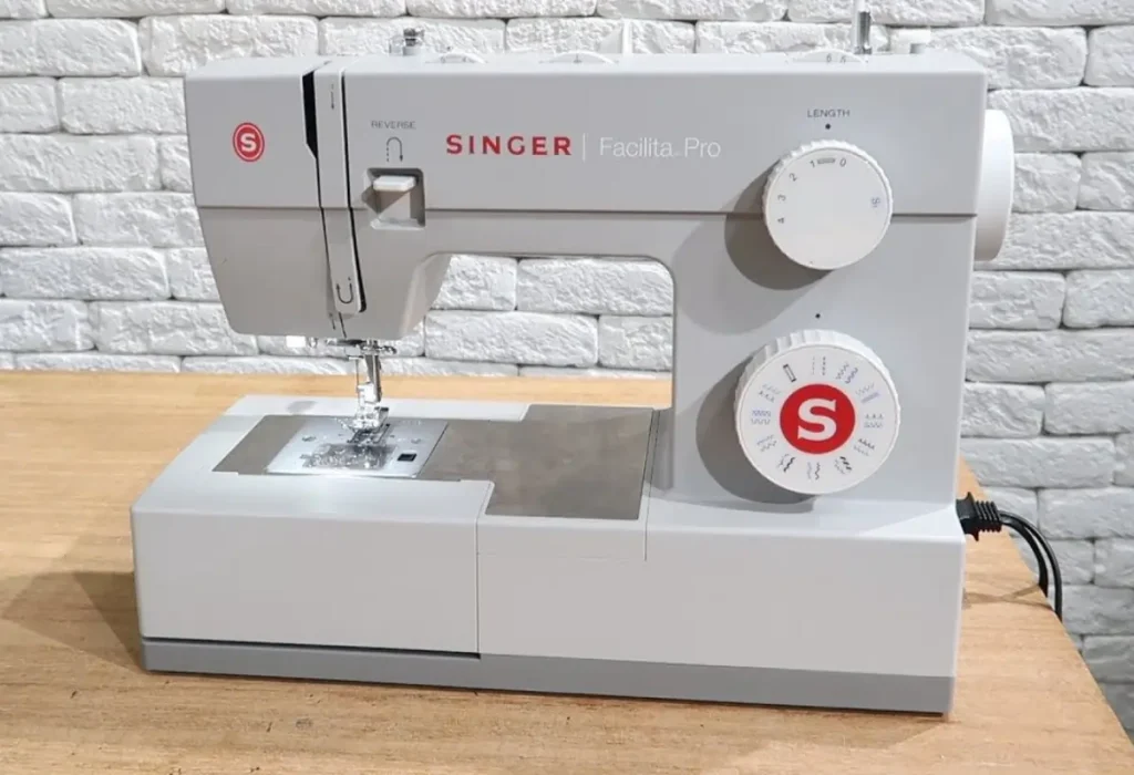 Uma máquina de costura da marca singer facilita pro 4423.