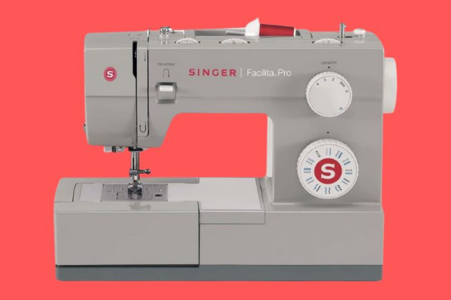 Uma máquina de costura da marca singer facilita pro 4423.