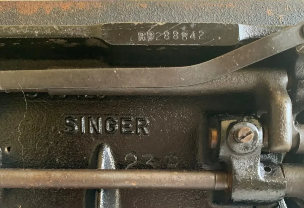 máquina de costura antiga da marca singer.