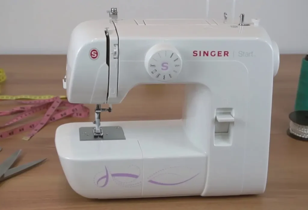 Uma Máquina de Costura Singer Start 1306 em uma mesa.