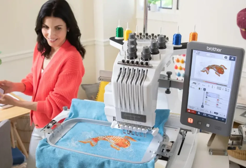 Uma mulher usando uma máquina de bordar computadorizada.