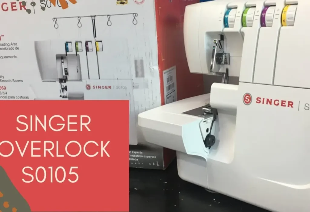 Uma máquina de costura overlock da marca singer em uma mesa.