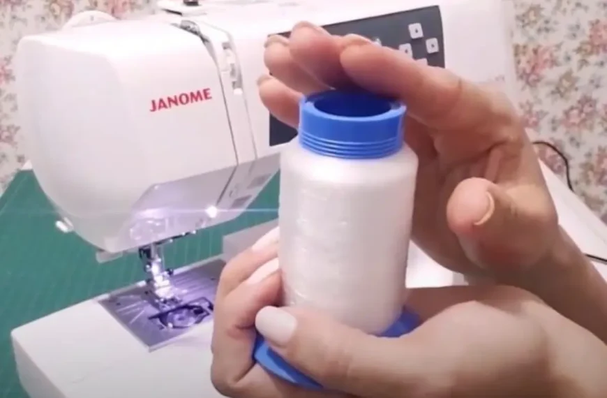 Uma pessoa fazendo costura com fio invisível.