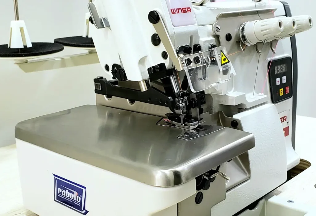 Uma máquina de costura overlock.